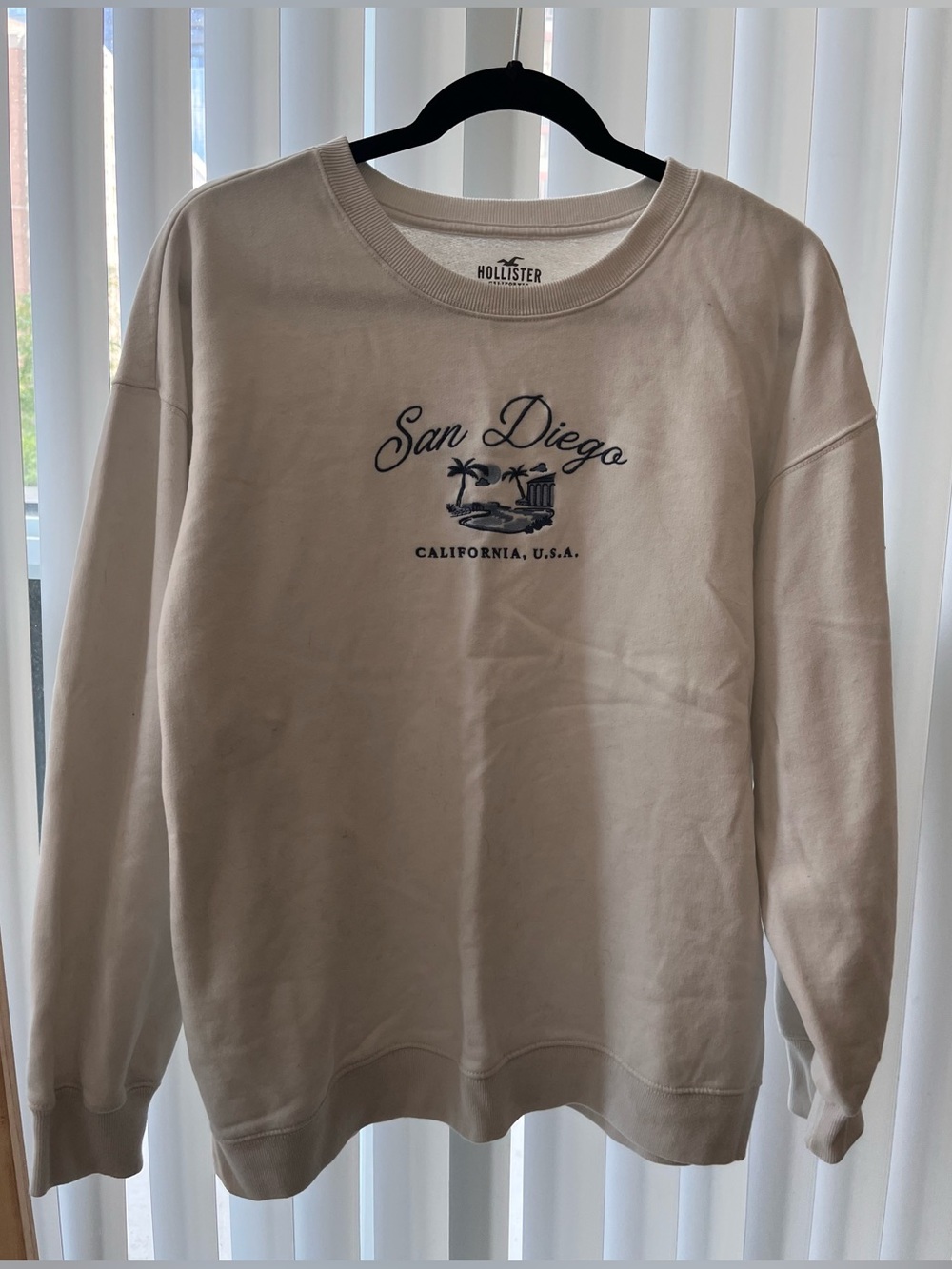Women’s Hollister San Diego Crewneck Crewneck Sweatshirt - Cream & Navy Blue